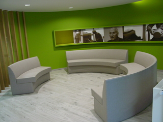 Gebogen zitbanken onthaal woonzorgcentrum - Realisaties