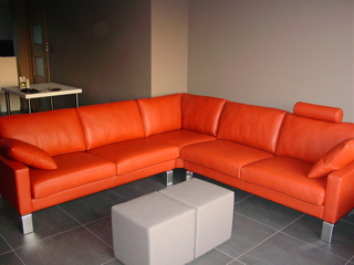 Linea hoek op alu pootjes - Maatwerk - Realisaties