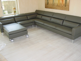 Move hoek met smalle armleuningen en poef op wielen - Realisaties