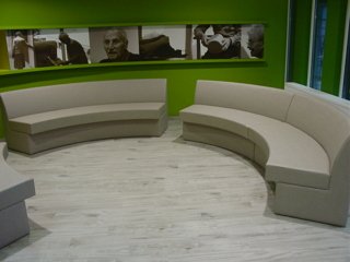 Gebogen zitbanken onthaal woonzorgcentrum - Realisaties